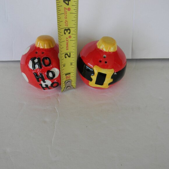 SANTA RED ROUND ORNAMENT CHRISTMAS SALT PEPPER SHAKERS SMALL CERAMIC - Picture 2 of 5